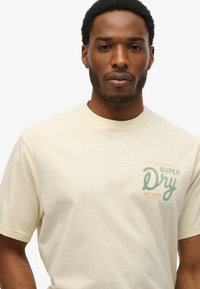 Superdry & Co TAP ROOM  - Camiseta estampada - dusty white