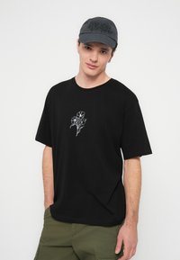 Jack & Jones JJDREW TEE CREW NECK - Μπλουζάκι με στάμπα - black