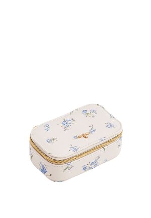 Piccola scatola rettangolare bianca per gioielli con motivo floreale blu, cerniera dorata e un emblema dorato a forma di ape sul coperchio.