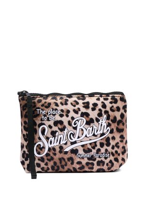 Bustina con cerniera a stampa leopardata, con cinturino da polso nero e testo bianco che recita "The place to be Saint Barth Summer Paradise."