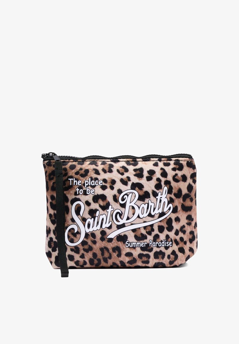 Bustina con cerniera a stampa leopardata, con cinturino da polso nero e testo bianco che recita "The place to be Saint Barth Summer Paradise."