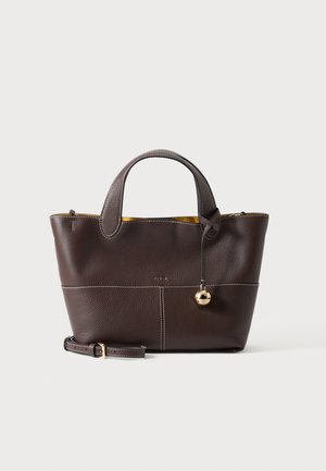Dunkelbraune Lederhandtasche mit zwei Griffen, goldenem Innenfutter, abnehmbarem Riemen und rundem goldfarbenem Anhänger an einem Griff.