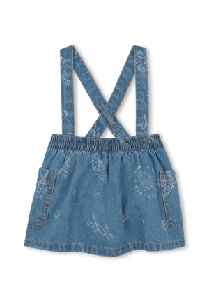 Robe en jean avec bretelles croisées dans le dos, taille élastique, deux poches latérales, couleur bleu clair, et motifs imprimés subtils.