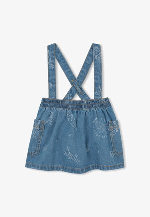 Robe en jean avec bretelles croisées dans le dos, taille élastique, deux poches latérales, couleur bleu clair, et motifs imprimés subtils.