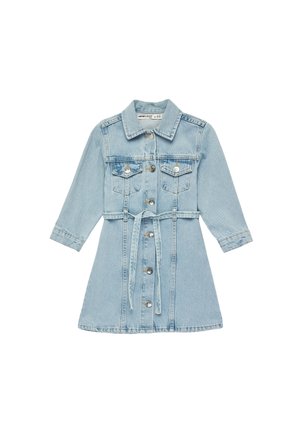 Vestito in denim azzurro chiaro con maniche lunghe, bottoni frontali, due tasche al petto con patta e cintura abbinata in vita.