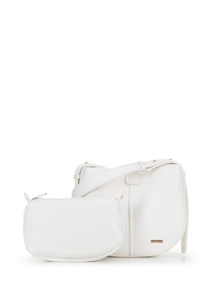 Biała torebka crossbody z faux skóry, o zakrzywionym kształcie i regulowanym pasku, w komplecie z dopasowaną saszetką. Posiada złote akcenty sprzętowe.