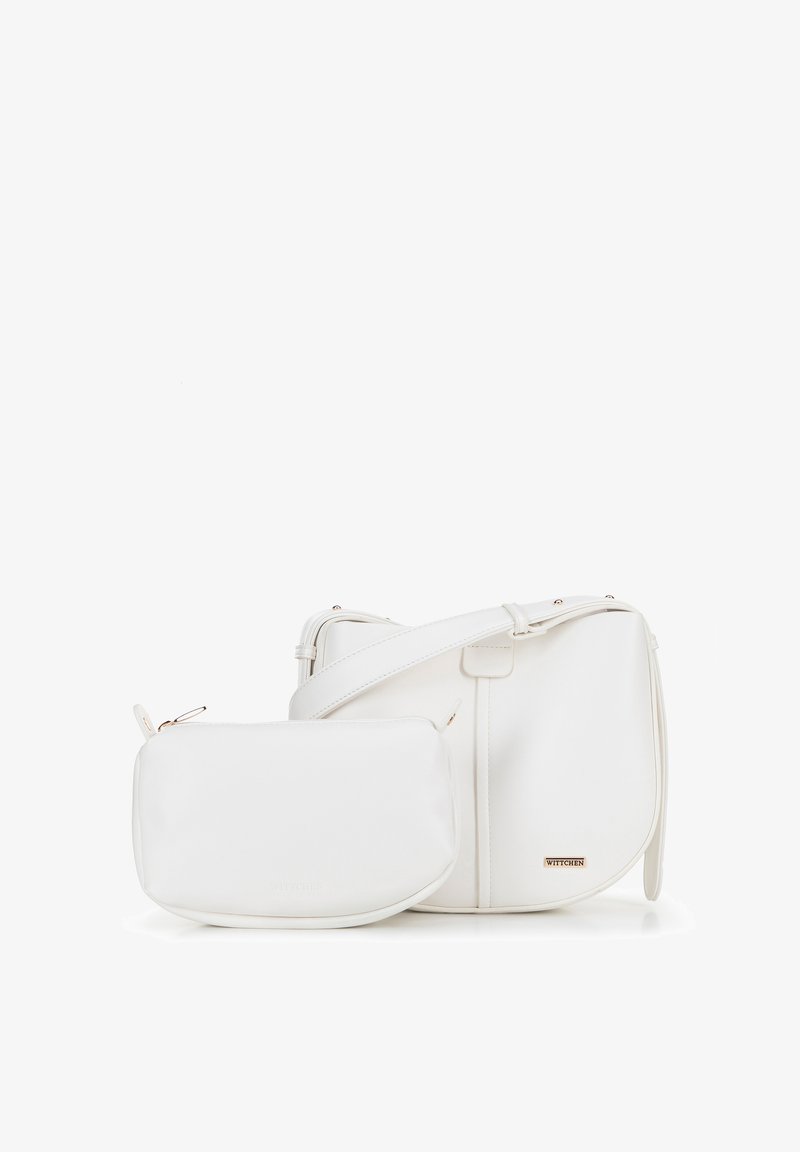 Weiße Kunstleder-Umhängetasche mit geschwungener Form und verstellbarem Tragegurt, begleitet von einem passenden Beutel. Verfügt über goldfarbene Hardware-Details.