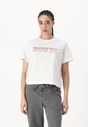 Bílý zkrácený tričko s nápisem "HOWDY" v hnědém, hravém písmu. Vyrobeno z měkké bavlny s kulatým výstřihem a krátkými rukávy.
