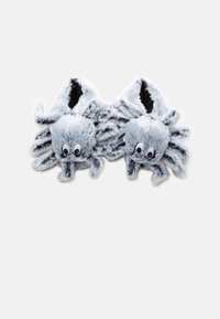 Grå, fluffy barne-slippers designet som en edderkopp, med åtte ben og store, glitrende øyne, myk tekstur og åpen topp.