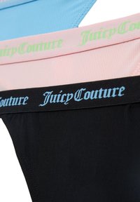 Trois paires de culottes en noir, rose et bleu. Matériau extensible avec des bandes élastiques contrastantes arborant "JuicyCouture" dans différentes couleurs.