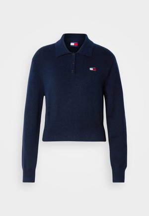 Pull polo bleu marine en tissu doux avec manches longues, col à rabat, trois boutons et un petit logo brodé sur la poitrine.