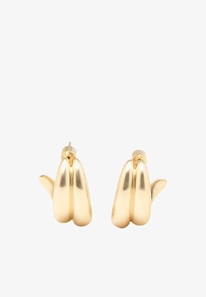 Paar polierte, goldfarbene Clip-Ohrringe, geformt wie abstrakte Bananenbüschel, vor weißem Hintergrund.