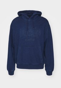 Navyblaues Kapuzensweatshirt mit einer Fronttasche, versehen mit den gestickten Schriftzügen "DAP" und "Harlem" in einem dunkleren Farbton. Weicher Stoff.