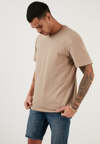 Buratti REGULAR FIT - Tricou basic - mink