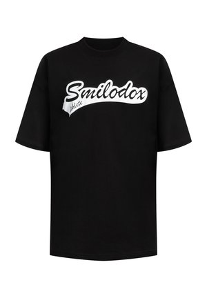 Zwarte katoen T-shirt met korte mouwen, voorzien van een witte gebogen "Smilodox" logo op de borst. Losse pasvorm en ronde hals.