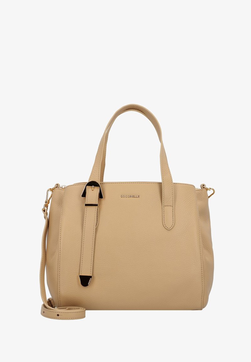Beige læderhåndtaske med struktureret form, dobbelte hanke, justerbar skulderrem og hardware i guldtoner. Har diskret logo-detalje.