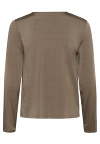 Haut à manches longues, marron, avec une texture lisse et brillante. Il présente une encolure ronde et une silhouette légèrement ajustée, sans motifs ni accents.