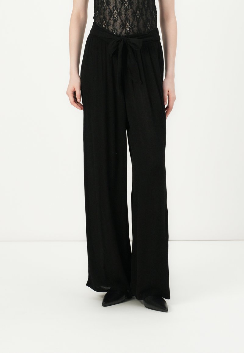 ONLY - ONLPAKJA LIFE BELT PANTS - Stoffhose - black, Vergrößern
