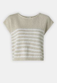 Beżowa i biała pasiasta krótko rękawowa bluzka dzianinowa o luźnym splotie i okrągłym dekolcie, prezentowana na jednolitym białym tle.