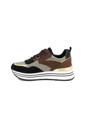 Sneaker caratterizzato da un mix di suede nero, accenti marroni e una parte superiore glitterata in argento. Suola bianca spessa con strisce nere e dettagli dorati.