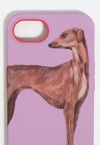 Telefoonhoesje met een roze achtergrond waarop een geschilderd ontwerp van een bruine windhond staat, met een gladde textuur en een uitsparing voor de camera.