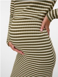 Φόρεμα με ρίγες και ριμπ ύφανση σε ελαιί πράσινο και κρεμ. Το εφαρμοστό σχέδιο αναδεικνύει την κοιλιά, με μακριά μανίκια και υφασμάτινη υφή.