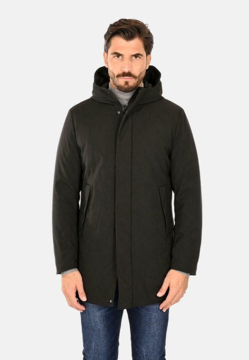 Cappotto nero con cappuccio, chiusura con zip, tasche laterali e una texture liscia. Il design presenta una silhouette dritta e un taglio a lunghezza media.