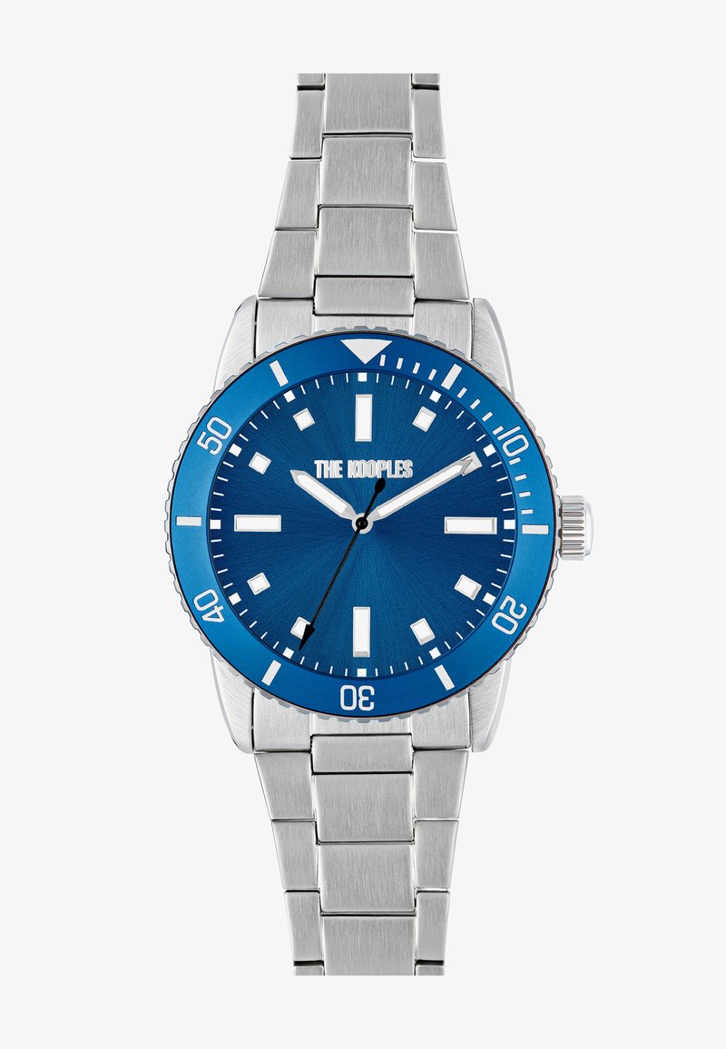Analogowy zegarek na rękę z stalową bransoletą, niebieską teksturowaną tarczą, białymi znacznikami godzinowymi oraz jednokierunkowym niebieskim pierścieniem. Wyświetlona nazwa marki.