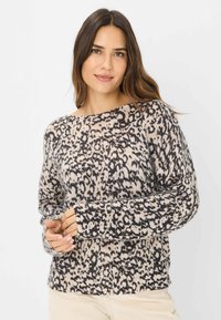 Lettet strikket sweater i creme med sort leopardprint. Har en bred halsudskæring og lange ærmer med tætsiddende manchetter. Blød tekstur.