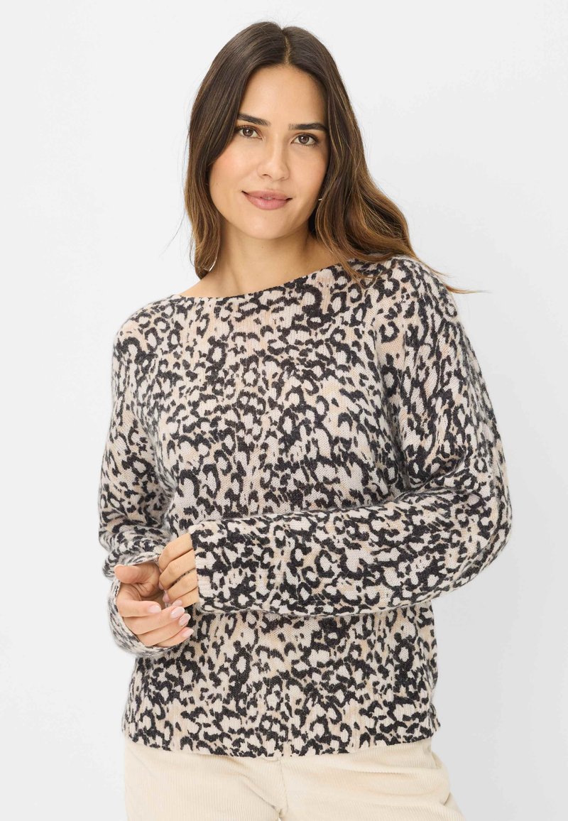 Lettet strikket sweater i creme med sort leopardprint. Har en bred halsudskæring og lange ærmer med tætsiddende manchetter. Blød tekstur.