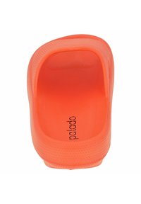 Sabots orange vif avec un motif texturé en nid d'abeille. Fini lisse, design ouvert à l'avant, et un logo imprimé sur la semelle intérieure.