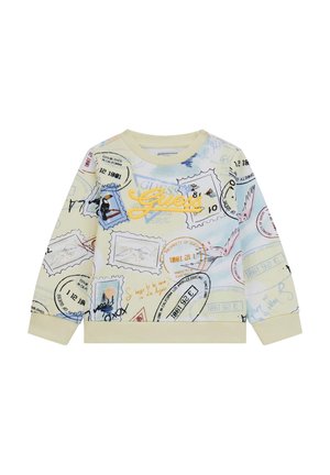 Beiger Pullover mit buntem Briefmarken- und Reisethema-Druck, mit gelbem, gesticktem "Guess"-Logo auf der Brust.