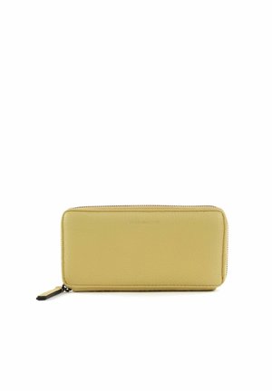 Portefeuille rectangulaire en cuir jaune avec fermeture éclair et petite languette, posé à plat sur un fond blanc.