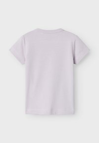 Camiseta de algodón lila claro lisa, de manga corta, vista desde atrás, con cuello redondo sobre fondo blanco.