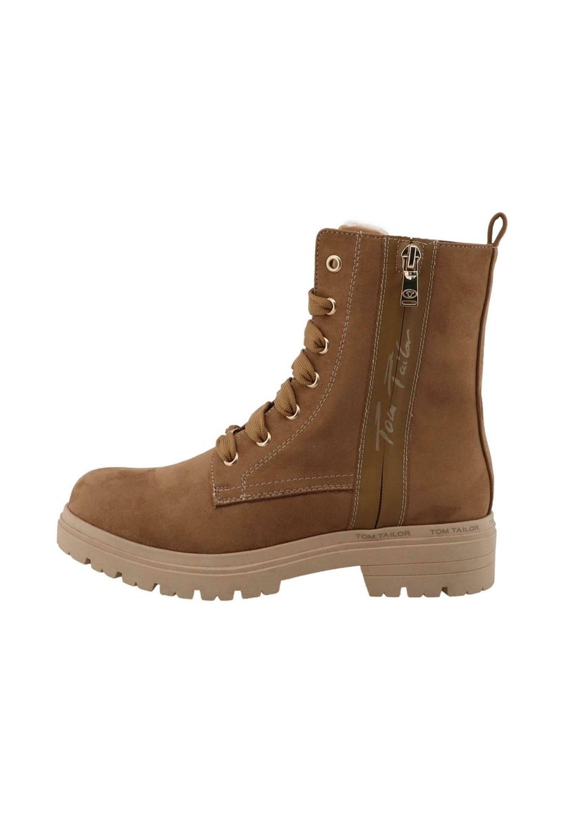 Brauner Wildleder- ankle boot mit runder Zehe, Schnürung vorne, Metallösen, seitlichem Reißverschluss und strukturiertem Gummisohle. Mit Logo an der Seite.