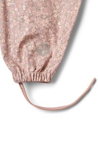 Tissu à motif floral rose avec ourlet froncé élastique et cordon ajustable. Présente un logo circulaire au centre. Texture douce et légère.