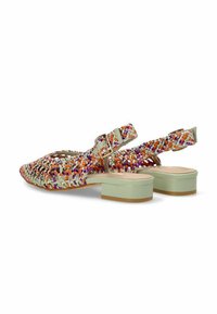 Zapatos de slingback tejidos en material multicolor con tonos naranja, púrpura y crema; tacón plano en verde menta; correa ajustable.
