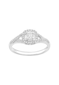 Zlati prsten iz belega zlata, ki vsebuje osrednji okrogli diamant z halo manjših diamantov, gladek pas z razcepljenim oblikovanjem, polirana površina.