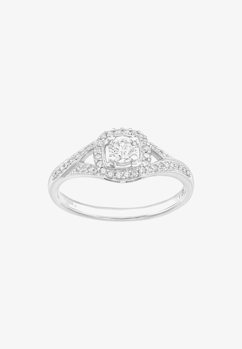 Zlati prsten iz belega zlata, ki vsebuje osrednji okrogli diamant z halo manjših diamantov, gladek pas z razcepljenim oblikovanjem, polirana površina.