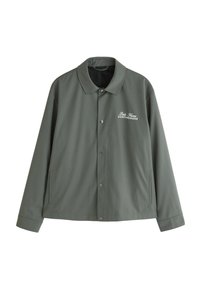 Veste verte boutonnée avec col, manches longues, deux poches latérales et texte blanc « Paris-France SAINT-HONORÉ » sur la poitrine gauche.