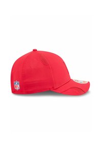 Rote Baseballkappe mit runder Krone und gebogenem Schirm. Verfügt über Netzpaneele zur Belüftung und ein NFL-Logo an der Seite.