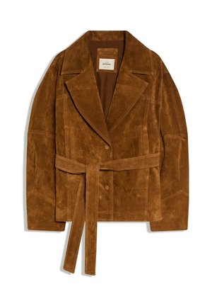 Jachetă maro din piele întoarsă cu revere late, închidere cu nasturi și curea asortată legată în talie, prezentată întinsă pe un fundal alb.