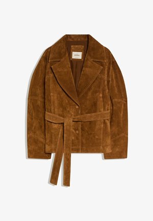 Bruine suède jas met brede revers, knoopsluiting en bijpassende riem gestrikt in de taille, plat uitgestald op een witte achtergrond.