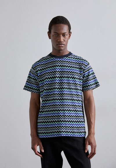 Herenoverhemd met korte mouwen en zigzagpatroon in groen, blauw en zwart. Heeft een ronde hals en een relaxte pasvorm in een lichtgewicht stof.