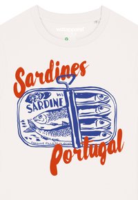 Weißes Baumwoll-T-Shirt mit einem handgezeichneten Grafiken einer Sardinendose in Blau und Orange, versehen mit dem Text "Sardinen Portugal" und detaillierten Fischillustrationen.