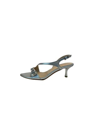 Sandalo slingback metallizzato argento con tacco kitten di altezza media e fibbia decorativa sulla fascia frontale.