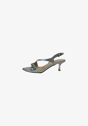 Sandalo slingback metallizzato argento con tacco kitten di altezza media e fibbia decorativa sulla fascia frontale.
