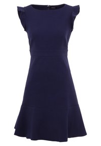 Mörkblå klänning i strukturerad tyg, med korta volangärmar, en figursydd midja och en utsvängd nederkant. Dragkedjestängning bak.