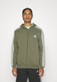 adidas Sportswear ESSENTIALS 3 STRIPES FULL ZIP - Camisola com fecho - olive strata