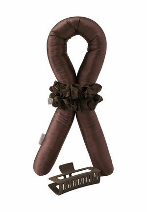 Braunes gepolstertes Nackenkissen mit einem darum gewickelten Scrunchie und einer passenden braunen Haarspange darunter.